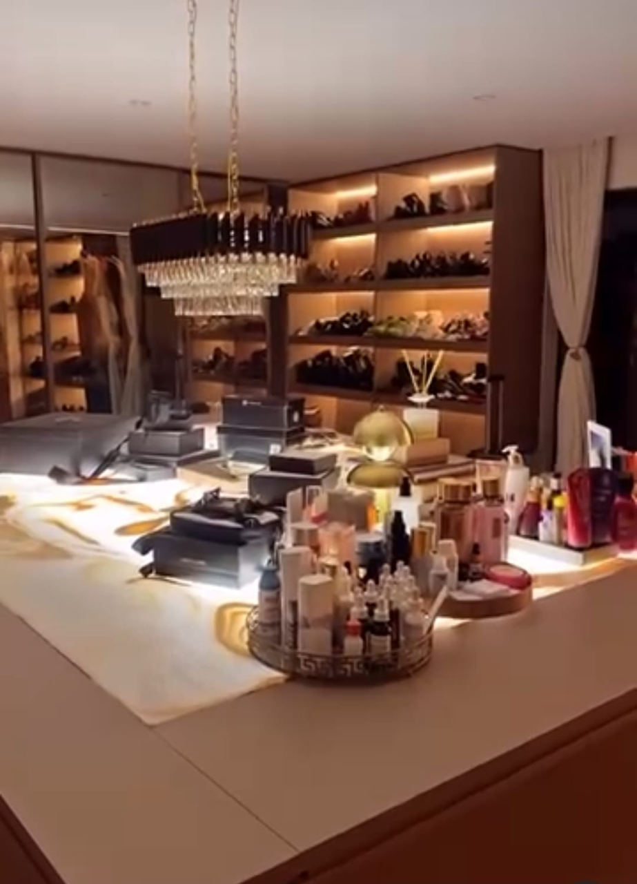 Closet luxuoso com iluminação