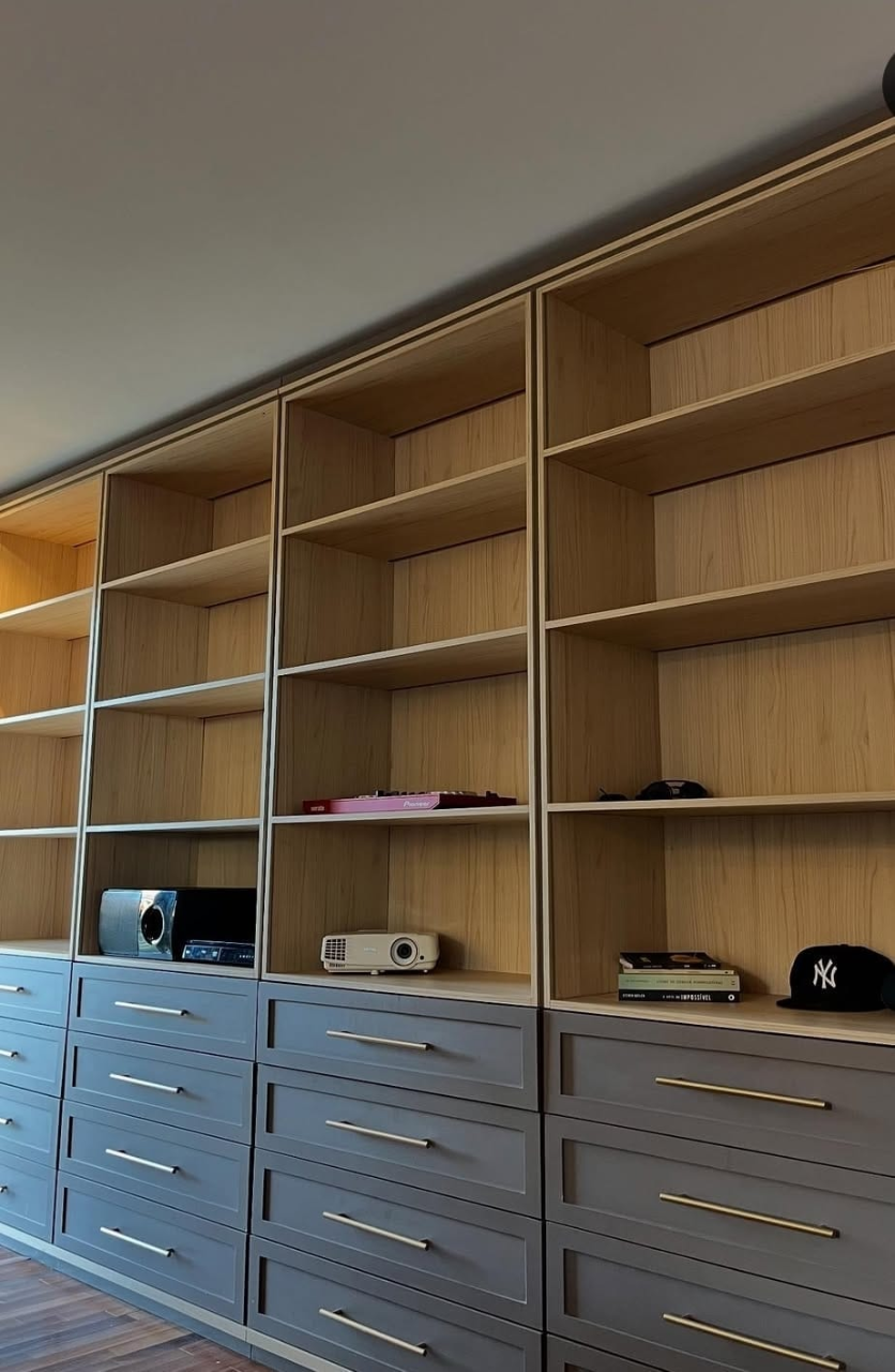 Painel de TV planejado em madeira