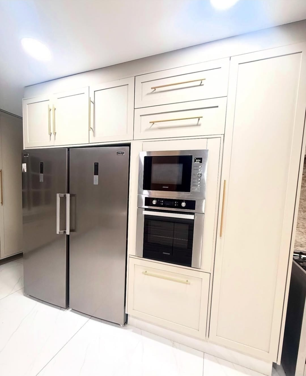 Cozinha planejada com detalhes em ouro