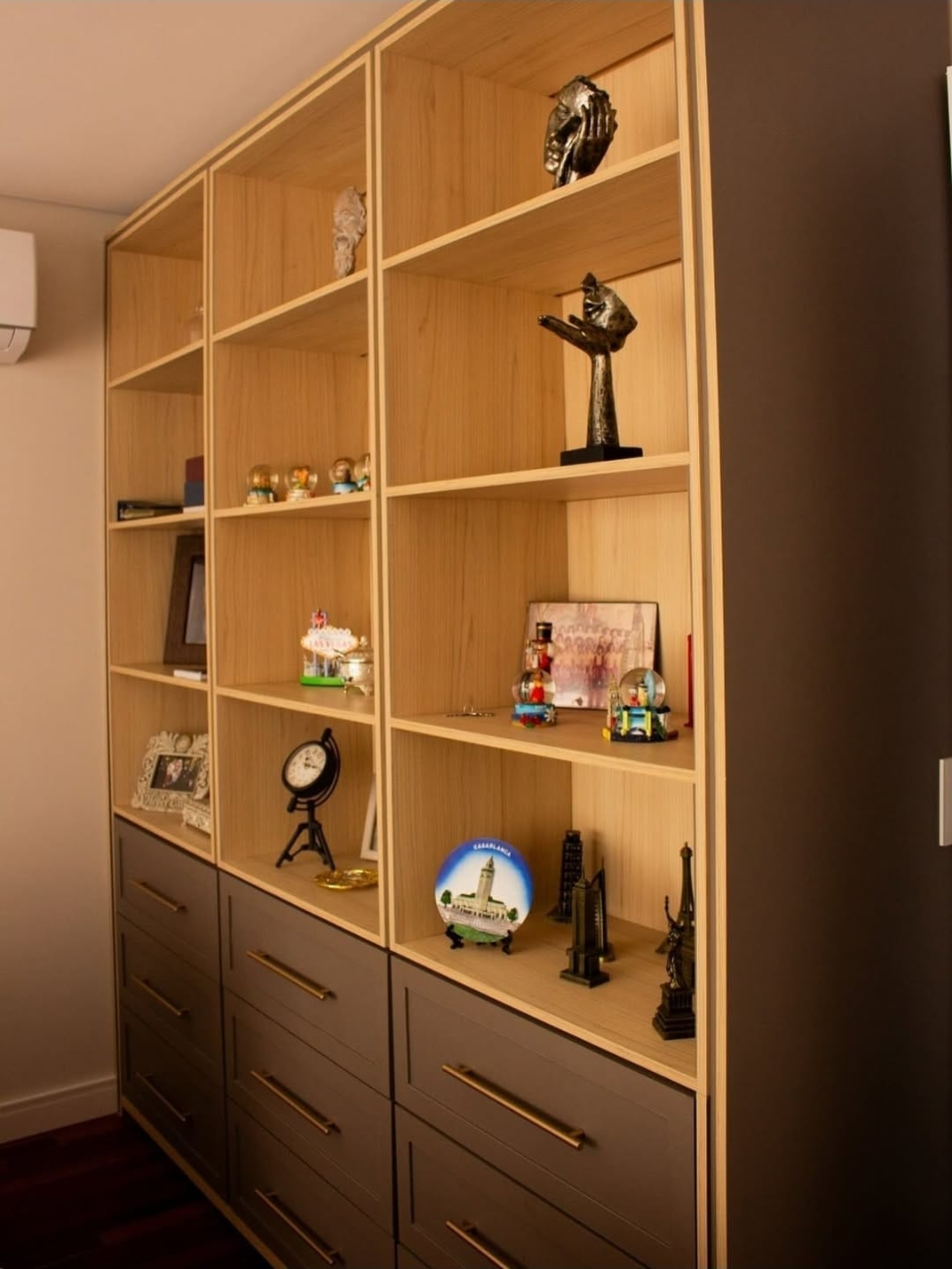 Closet aberto com prateleiras iluminadas