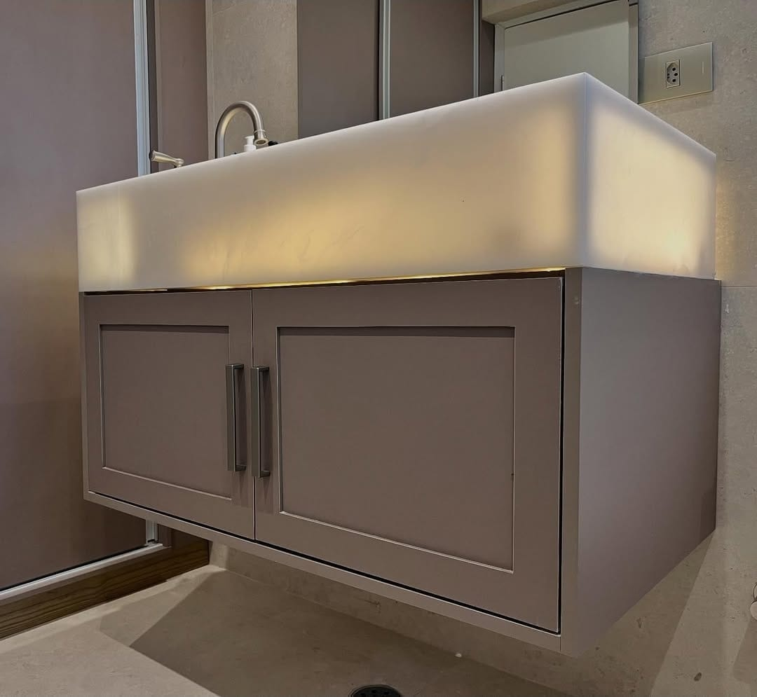 Banheiro planejado com bancada em porcelanato
