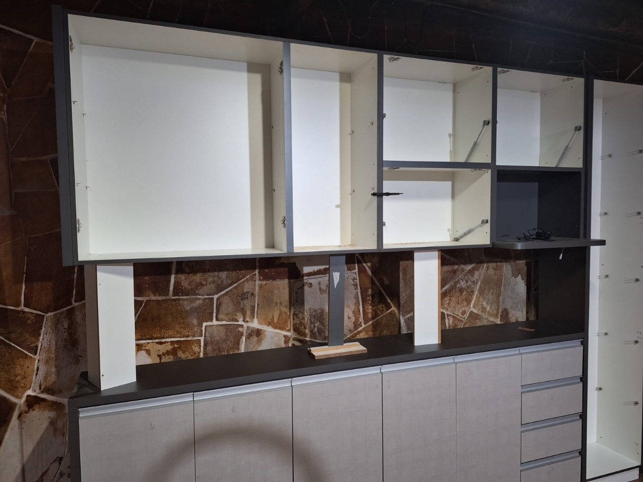 Closet planejado com iluminação embutida